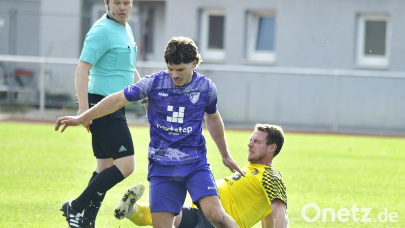 Matthias Graf (rechts) vom FC Amberg im Zweikampf mit seinem Karether Gegenspieler. Bild: Hubert Ziegler