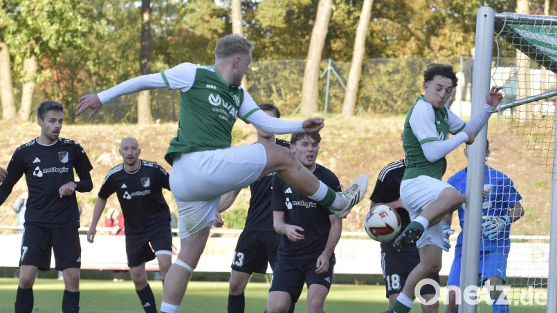 Der TSV Stulln (grüne Trikots) und der SV Kemnath/B. trennten sich am Sonntag 2:2. In dieser Szene brennt es vor dem Kemnather Tor lichterloh. Bild: Hans Mark