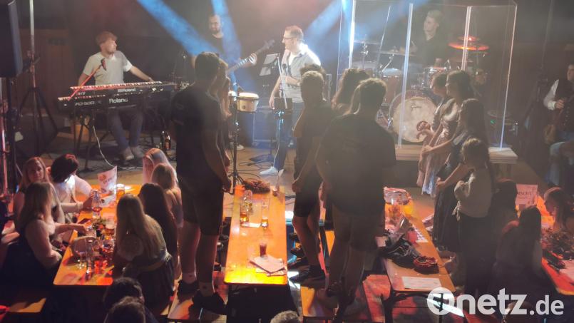 Die Band "Mystery 6" begeisterte beim Oktoberfest in Heinersreuth die Fans nicht nur auf den Bänken vor der Bühne. Bild: Herbert Ziegler
