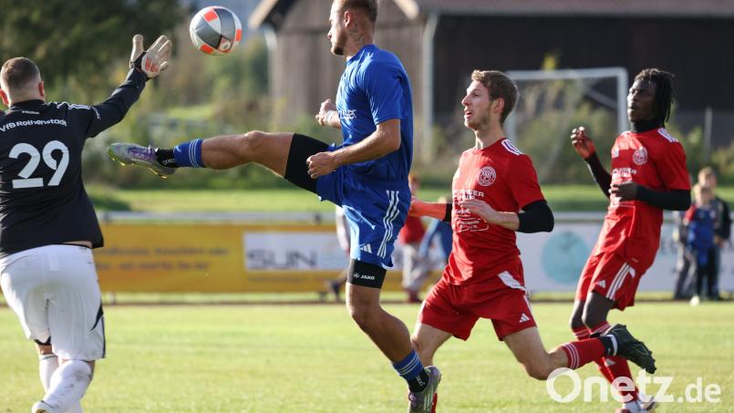 VfB-Torwart Michael Strehl (Rothenstadt, links) rettet gegen Sebastian Huschka (Schirmitz). Aus: VfB Rothenstadt - SpVgg Schirmitz 1:3. Bild: Dieter Jäschke