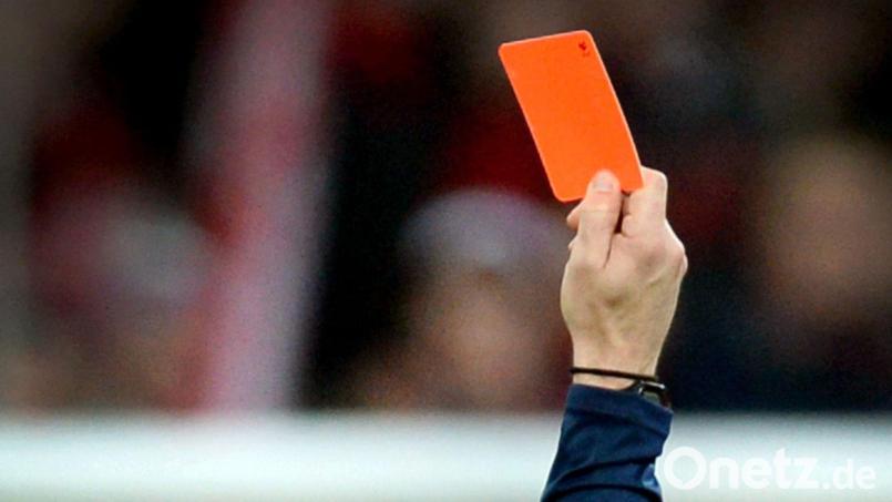 Ein Schiedsrichter wurde nach einem Fußballspiel in Faßmannsreuth von einem Zuschauer bedroht und beleidigt. Die Polizei sucht Zeugen. Symbolbild: Patrick Seeger