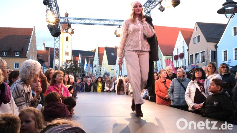 Die Modenschau auf dem Schwandorfer Marktplatz lockte wieder viele Besucher in die Innenstadt. Die Models zeigten die neuesten Trends für den Modeherbst. Bild: Rudolf Hirsch