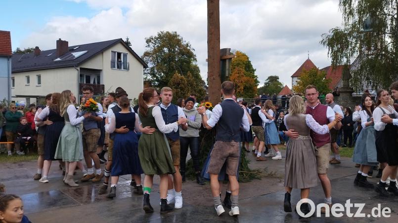 Einer der Trinksprüche lautete: Wenn i geh und steh, tun mir die Beine weh. Wenn i sitz und sauf, hör‘n die Schmerzen auf. Das Tanzen war davon ausgenommen. Mit viel Schwung und Können wurde nach altväterlicher Weise der Kirwabaum umrundet. Bild: Monika Ziegeler