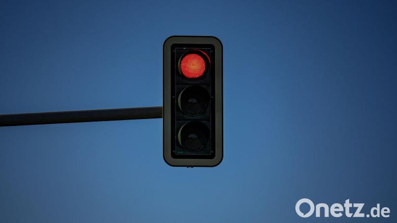 Ersten Erkenntnissen der Polizei zufolge soll die 62-Jährige bei Rot gefahren sein. (Symbolbild) Bild: Jan Woitas/dpa