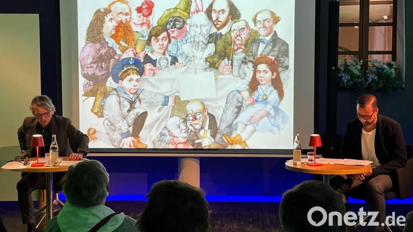 Dessen "Welttheater" im Hintergrund eröffneten Wolfgang Hartmann (links) und Silvester von Hößlin den Anwesenden einen völlig neuen Blick in den Bilderkosmos eines Michael Mathias Prechtl. Bild: Susanne Schwab