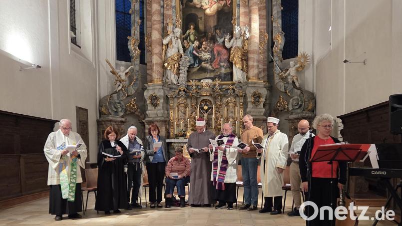 Die drei monotheistischen Religionen waren beim Abend der Religionen in Weiden einträchtig verbunden. Der Auftritt von Imam Mehmed Küçük (Dritter von rechts) sorgt nun für islamfeindliche Aufregung im Netz. Bild: Götte