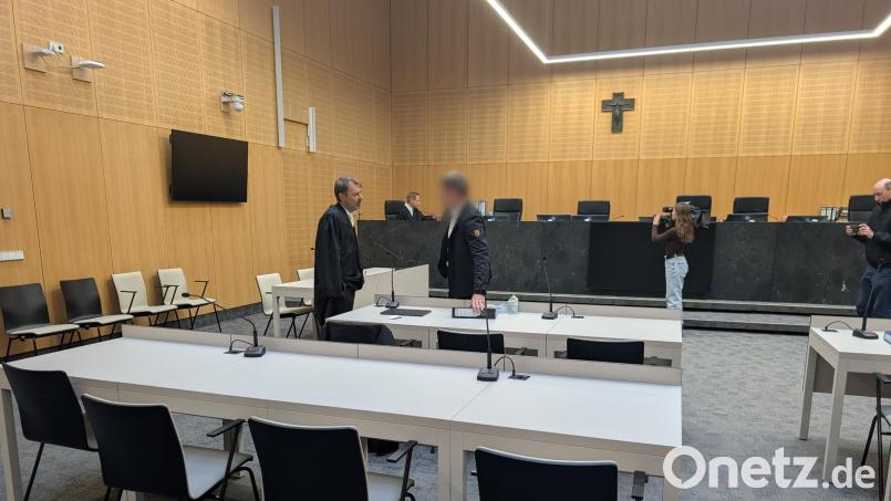 Am vermutlich vorletzten Verhandlungstag im Müllprozess verteidigte alleine der Weidener Rechtsanwalt Rouven Colbatz den Angeklagten. Die Wahlverteidigerin Stefanie Amann war an diesem Montag verhindert. Bild: wüw