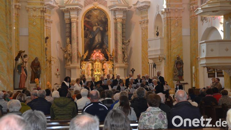 Musikgruppen aus Vohenstrauß und der Umgebung gestalteten ein abwechslungsreiches Programm: „Holzliebe“ unter der Leitung von Margret Greß aus Waidhaus, „TriAngel“ aus Waldthurn, der Kirchenchor unter Claudia Gruber, der Gospelchor mit Katharina Portner sowie die „Andergschwisterkinder“ unter Lena Rötzer. Bild: Elisabeth Dobmayer
