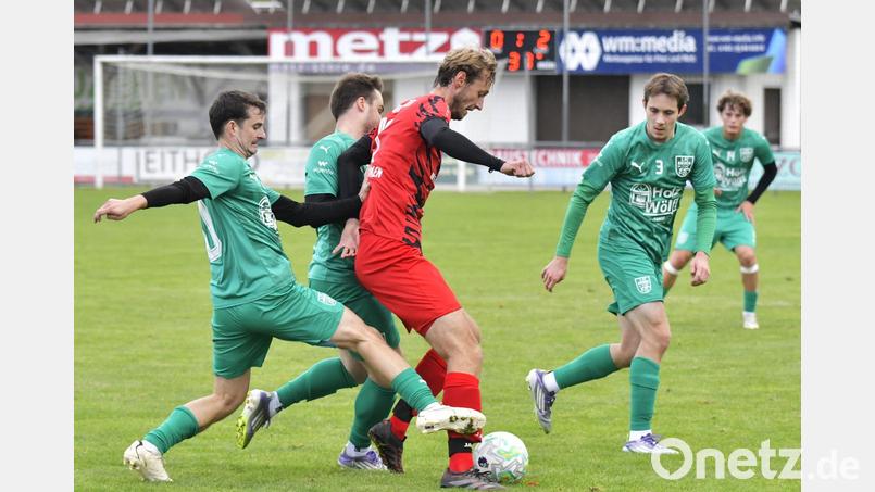 Alexander Graf (3. von links) vom SV Schmidmühlen wird hier von Michael Fleischmann, Tim Troidl und Tim Vögele (von links) vom FC Rieden umzingelt. Aus: FC Rieden - SV Schmidmühlen 1:4. Bild: Hubert Ziegler