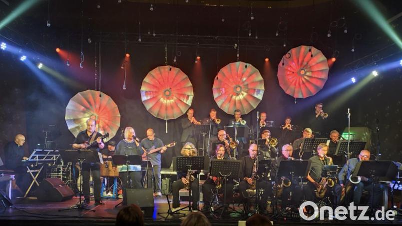 Die Metro Bigband spielt mit Sängerin Ines Stumböck auf der historischen Tenne des Schafferhofs. Bild Alois Träger