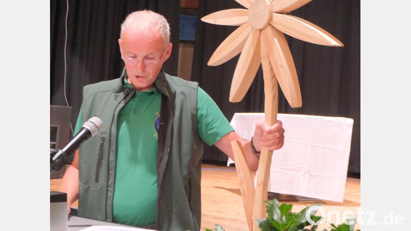 Ortsvorsitzender Markus Staschewski nimmt bei seinem Festvortrag die Heilpflanze Arnika, Symbol des OWV, genauer unter die Lupe. Bild: Fred Lehner