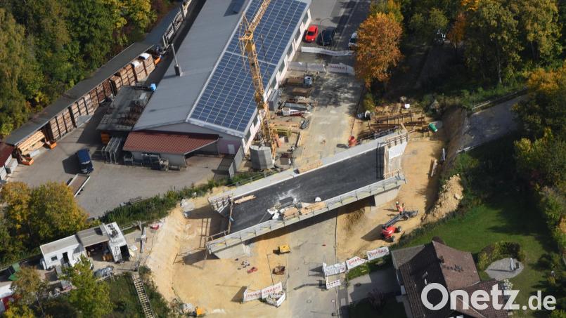 So sieht die Brückenbaustelle aus der Luft aus - sie liegt an einem zentralen Punkt und blockiert seit April zwei wichtige Straßen. Bild: Joachim Gebhardt