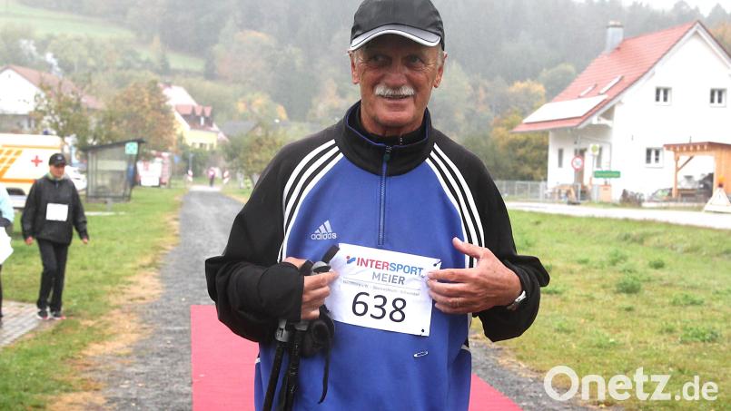 Der 76-jährige Joachim Lösche war zum 18. Mal mit dabei und bewältigte die 12,5 Kilometer lange Strecke von Schwarzach nach Pertolzhofen als Einzelstarter. Bild: Rudolf Hirsch