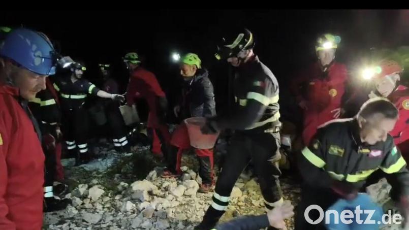 Seit Sonntagnachmittag sitzt der Mann in der Höhle fest. Bild: ---/Italienische Berg- und Höhlenrettung/dpa