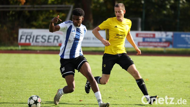 Der Altenstädter Angreifer Ansalem Ogbonnaya (links) verteidigt den Ball gegen Hannes Neumann vom TSV Erbendorf. Der Erbendorfer 3:1-Sieg wurde von rassistischen Äußerungen von den Zuschauerrängen überschattet. Bild: Dieter Jäschke