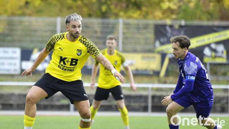 Kenan Muslimovic (links) und der FC Amberg sind am Dienstagabend gegen Tabellenführer Dingolfing gefordert. Bild: Hubert Ziegler