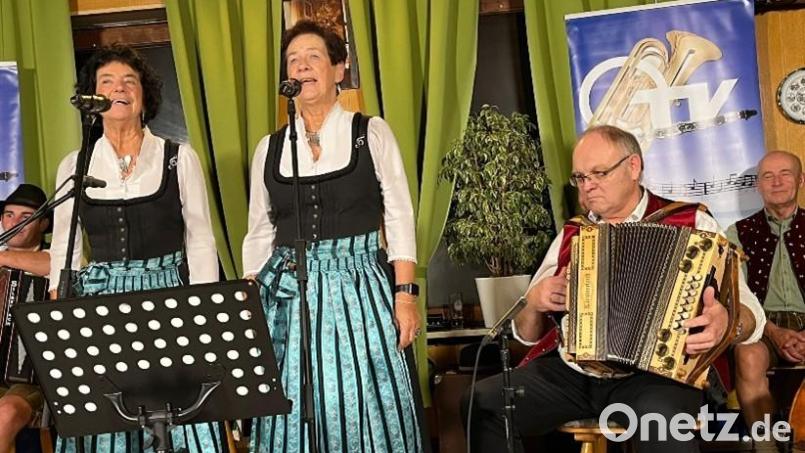 Die „Zupfer-Moidln und da Gerhard“ sorgen zum Auftakt der Neustädter Dotschkirwa für Stimmung. Archivbild: Renate Zupfer-Vilas