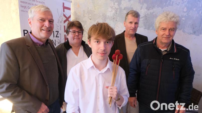 Freuen sich über das gelungene Mut-und-Text-Konzert: Chefarzt Dr. Fritz Schneble, Claudia Kick, Musiker Philipp Rohrer, Organisator Wolfgang Göldner und Bürgermeister Robert Lindner. Bild: Fred Lehner