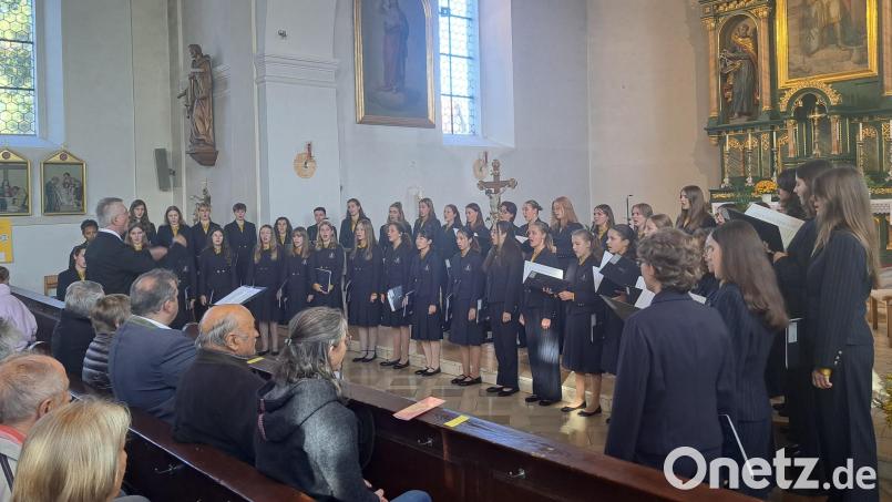 Der Mädchenchor der Regensburger Domspatzen brillierte in Schönsee mit glockenhellen Stimmen und perfektem Gesang. Bild: Elfriede Weiß