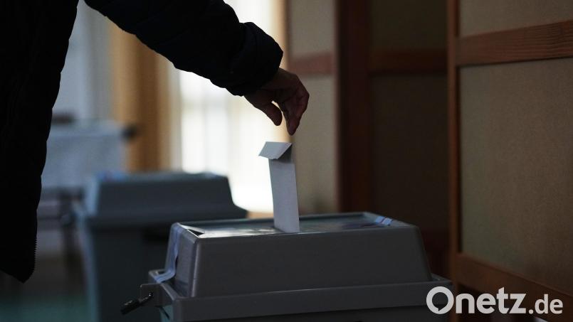 Tschechien hat neue Stadt- und Gemeinderäte sowie neue Senatoren gewählt. Extreme Parteien schneiden dabei schlechter ab, auch die aus der aktuellen Regierung. Symbolbild: Petr David Josek/dpa