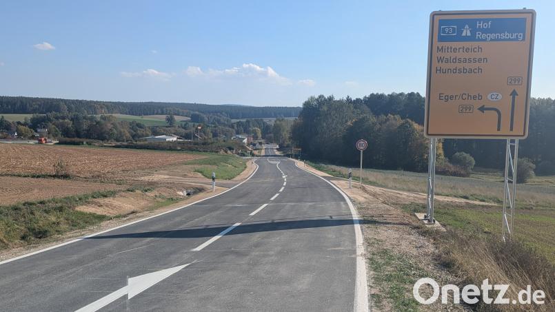 Die Schirndinger Straße ist im Kreuzungsbereich der künftigen neuen Bundesstraße tiefergelegt. Diese kreuzt später die Staatsstraße über eine Brücke, die 2027 gebaut wird. Bild: Paul Zrenner