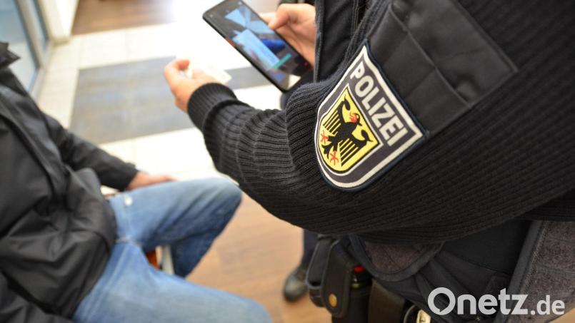 Ein 42-jähriger Mann hat am Hauptbahnhof Regensburg den Hitlergruß gezeigt und Bahnsicherheitsmitarbeiter beleidigt. Symbolbild: Bundespolizei