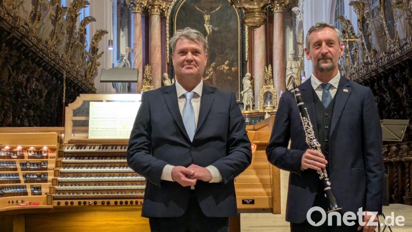 Domorganist Martin Bernreuther und Hans Kistler (von links) beim Schlussapplaus nach dem Konzert in der Stiftsbasilika Waldsassen Bild: Paul Zrenner