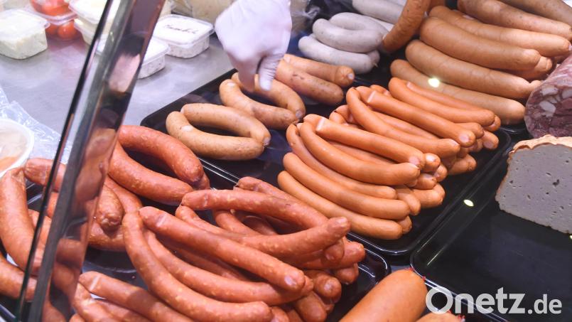 Fleisch und Wurst vom Metzger um die Ecke erfordert vom Kunden immer weitere Wege. Die Zahl der Handwerksbetriebe in der Lebensmittelbranche sinkt auch in Weiden und dem Landkreis Neustadt/WN. Bild: Gabi Schönberger
