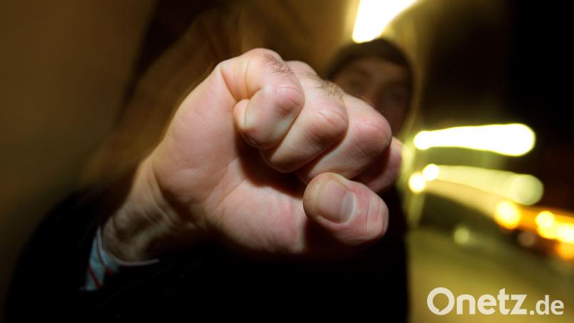 Auch von Polizisten kaum zu bändigen war ein junger Mann beim Kehraus nach dem Münchenreuther Faschingszug. Mit Händen und Füßen schlug er um sich, spuckte die Beamten an und biss einen sogar in den Arm. Symbolbild: Karl-Josef Hildenbrand