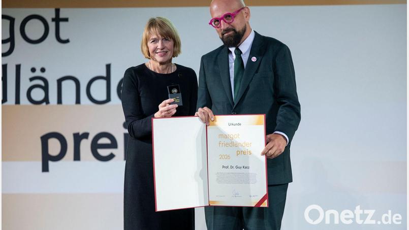 Juryvorsitzende Elke Büdenbender überreicht den Margot Friedländer Preis 2026 an den Münchner Hochschullehrer Guy Katz. Bild: Christophe Gateau/dpa
