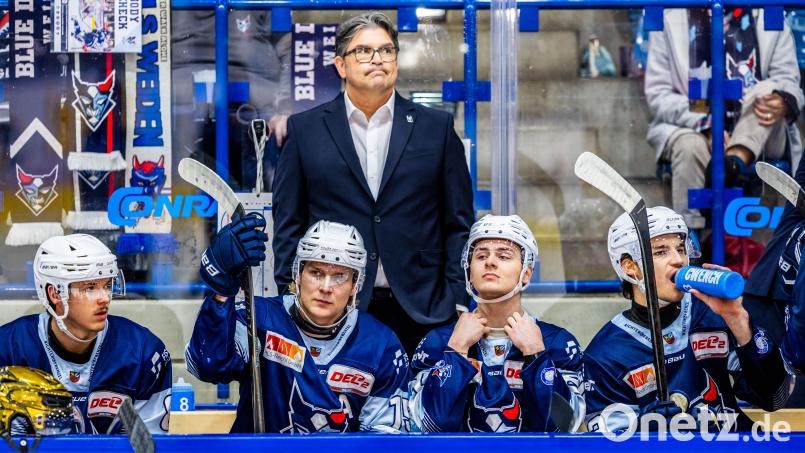 Cheftrainer Dave Matsos (oben) hatte alles im Blick: Der Kanadier feierte beim 4:3-Heimsieg seiner Blue Devils sein erfolgreiches Comeback in der Hans-Schröpf-Arena. Charlie Jahnke und Maxi Brunner (Zweiter und Dritter von links) halfen dabei ordentlich mit. Bild: Tobias Neubert
