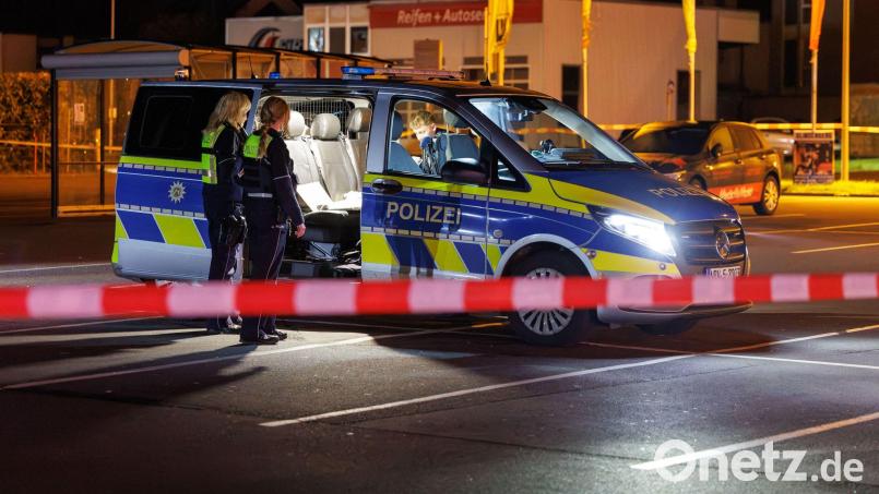 An einem Parkplatz in Bielefeld fallen Schüsse, drei Menschen kommen mit Schussverletzungen ins Krankenhaus. Bild: Friso Gentsch/dpa