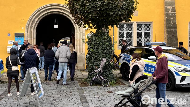 Ein reges Kommen und Gehen herrschte am Sonntag beim Tag der offenen Tür der Polizeiinspektion Kemnath. Bild: Holger Stiegler