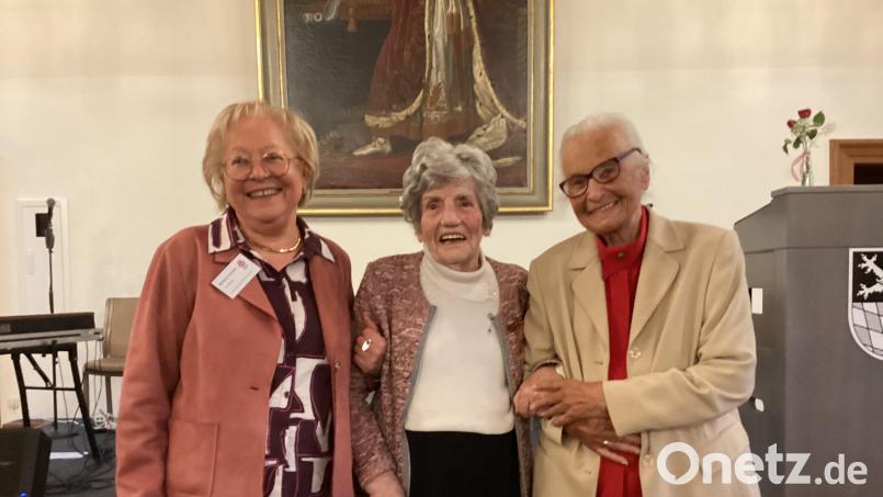 Eine aktive und zwei ehemalige Vorsitzende sieht man auch nicht alle Tage auf einem Bild. Von links Marianne Gutwein, die gegenwärtige Leiterin seit 2006, Elisabeth Hartl, die die Geschicke von 1975 bis 1991 lenkte und Maria Geiß-Wittmann, die von 1991 bis 2006 dem SkF vorstand. Bild: Monika Ziegeler