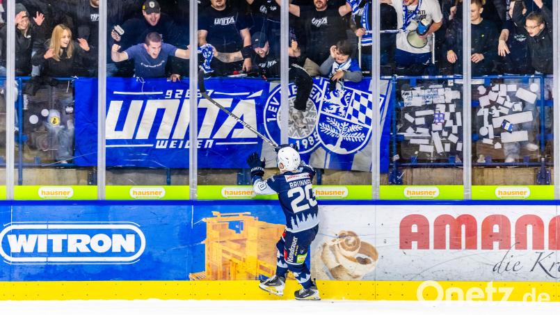 Man of the Match: Youngster Maximilian Brunner lässt sich von den Fans der Blue Devils Weiden feiern. Bild: Tobias Neubert