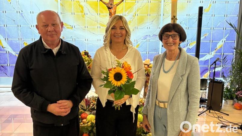 Pfarrer Johann Klier und Waltraud Koller-Girke (rechts) vom Förderverein für Schwerkranke dankten Sängerin Heidi Reil für ein gelungenes Benefizkonzert in der Kapelle des Klinikums Weiden. Bild: Friedrich Peterhans, KNO