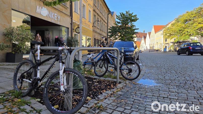 Eigentlich dienen die Metallbügel dem Schutz der Bäume, vor dem Modegeschäft Monkey werden sie aber regelmäßig zum Fahrrad-Ständer umfunktioniert. Der Pkw-Stellplatz dahinter könnte ein reiner Radler-Parkplatz werden. Bild: Tobias Gräf