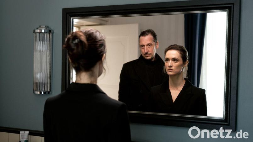 Friederike Becht und Hans Löw in einer Szene der 6-teiligen Psychothriller-Miniserie „Die Falle“. Bild: Martin Menke/Netflix/dpa
