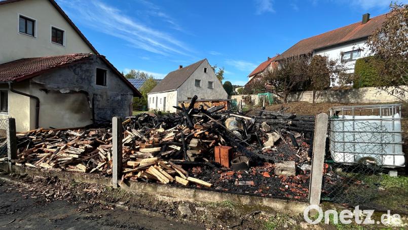 Ein Brand hat in der Nacht zum Dienstag in Kaimling bei Vohenstrauß eine Scheune zerstört. Bild: Christine Walbert