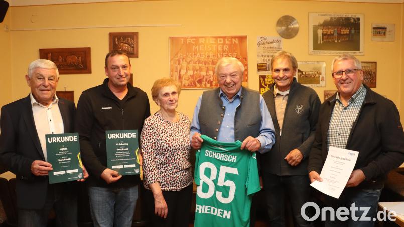 Wenn Riedens Gastwirt Georg Schmidt (4.v.l.) und Gattin Traudl (3.v.l.) zur Geburtstagsfeier ins Wirtshaus der Familie einlädt, ist die Zahl der Gratulanten groß. Es gratulierten Altbürgermeister Gotthard Färber (links), 1.FC Rieden Gesamtvorsitzender Hans Fischer (2.v.l.), Zweiter Bürgermeister Josef Weinfurtner (2.v.r.), CSU-Geschäftsführer Hans Szegda (rechts). Bild: Michael Rabenhofer
