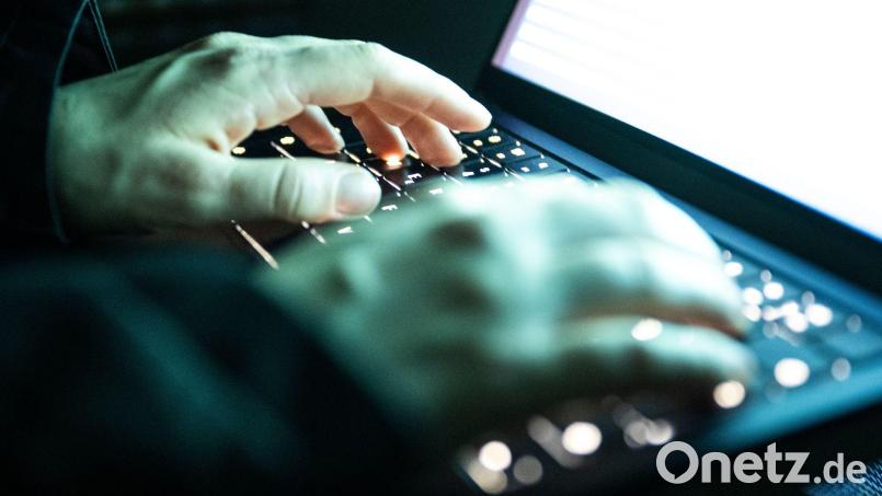 Ein Cyberangriff sorgte zeitweise für Störungen im Landratsamt Cham. Symbolbild: Philip Dulian/dpa