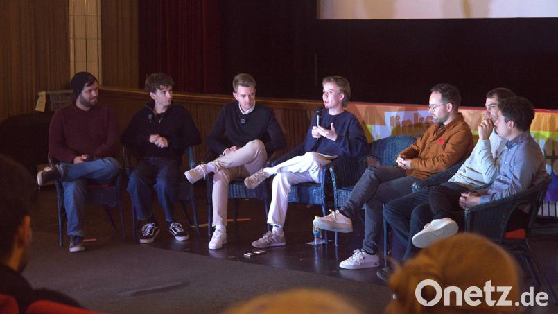 Die Podiumsdiskussion bei "Jugend trifft Jugendpolitik" im Ringtheater Amberg beginnt. Von links: Tobias Winter, Simon Dobmeyer, David Mandrella, Floran Teichried, Florian Füger, Fabian Bischof, Markus Scheer. Bild: Marlin Nixdorf