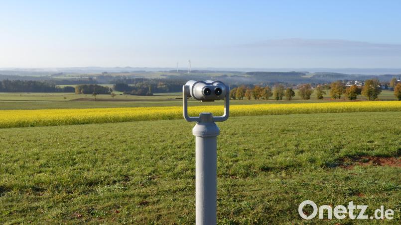 Der Blick Richtung Thurndorf und über den Truppenübungsplatz Grafenwöhr ist an sonnigen Tagen vom Kalvarienberg aus besonders weit. Mit dem neuen Fernrohr neben dem Aussichtsturm bei Thurndorf können nun auch Details der Landschaft genauer beobachtet werden. Bild: Anne Wiesnet