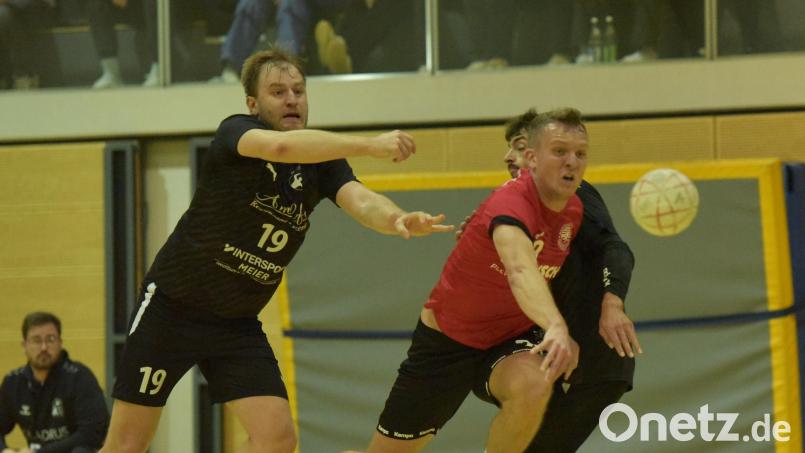 Szenen aus dem Handballspiel HV Oberviechtach (rot) - HSG Nabburg Schwarzenfeld, Tobias Wild (O) vor Held Tobias Bild: Hans Mark