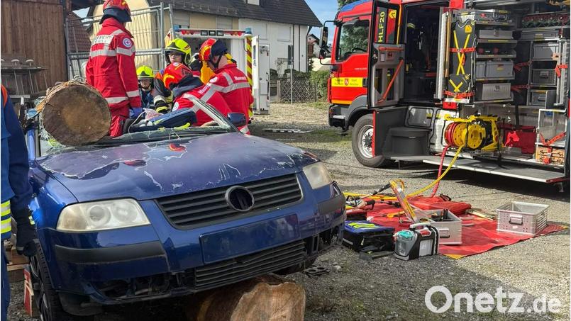 Die Nachwuchsfeuerwehrleute wurden zu einem Verkehrsunfall gerufen. Sie mussten das Dach des Unfallautos abschneiden, damit die Helfer vor Ort der Wasserwacht die im Fahrzeug eingeklemmte Person befreien konnten. Bild: Marina Schlaffer