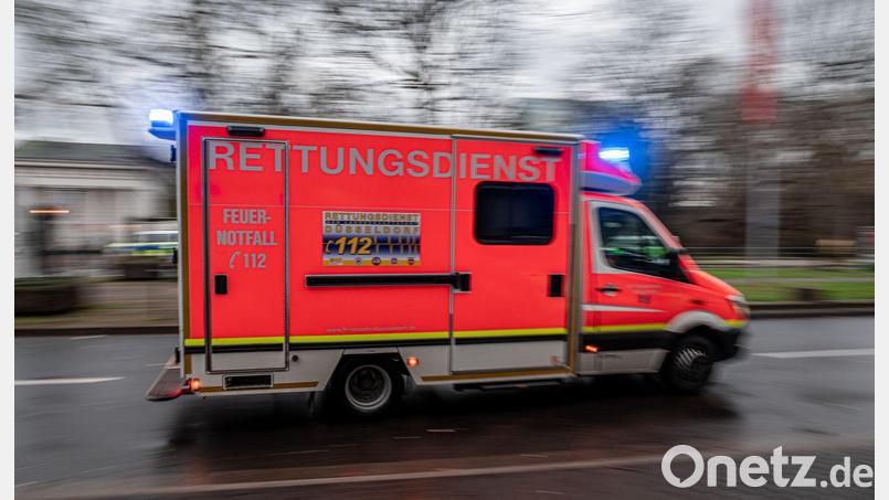 Der Zwölfjährige wird von einem Rettungswagen in eine Klinik gebracht. (Symbolbild) Bild: Fabian Strauch/dpa
