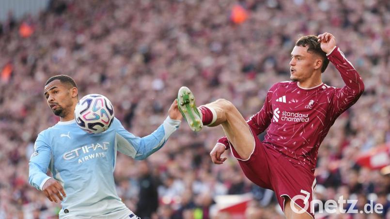 Kassiert viel Kritik in England: Florian Wirtz (r). Bild: Jon Super/AP/dpa