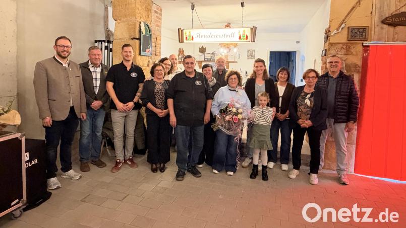Feierstunde im renovierten Houderer-Stodl: Zur Wiedereröffnung gratulierten (von links) Bürgermeister Julian Kraus, Hans Wolfram, Florian Vater und Gerhard Lehner von den "Hüttenjägern". Bild: Siegfried Bock