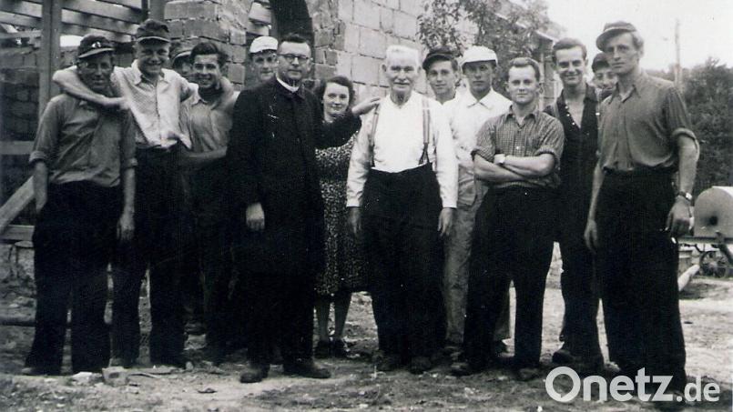Große Verdienste erwarb sich die Kolpingsfamilie Friedenfels bereits sechs Jahre nach ihrer Gründung. 1952 beteiligten sich die Mitglieder (Bild) am Bau des Friedenfelser Jugendheims, indem noch heute viele Veranstaltungen abgehalten werden. Bild: Archiv Kolpingsfamilie Friedenfels