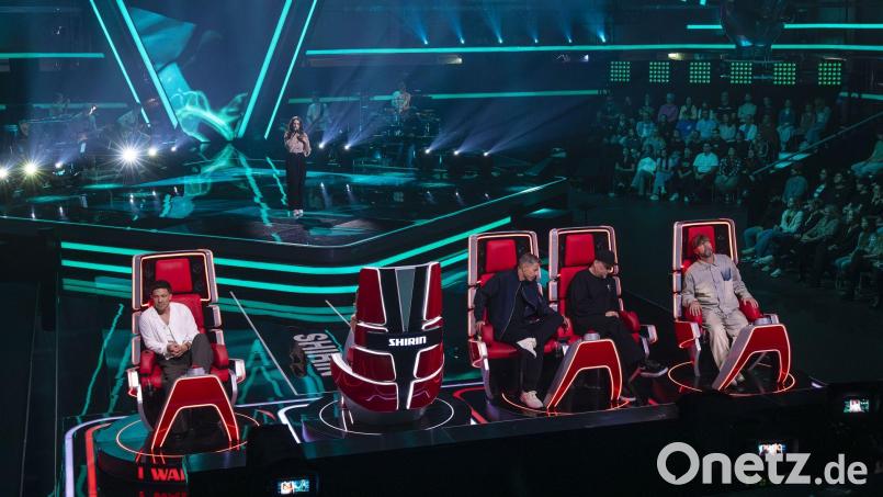Vanessa Weiser (auf der Bühne) hat es bei "The Voice of Germany" von den "Blind Auditions" in die nächste Runde, die sogenannten "Battles", geschafft. Bild: Joyn/Richard Hübner